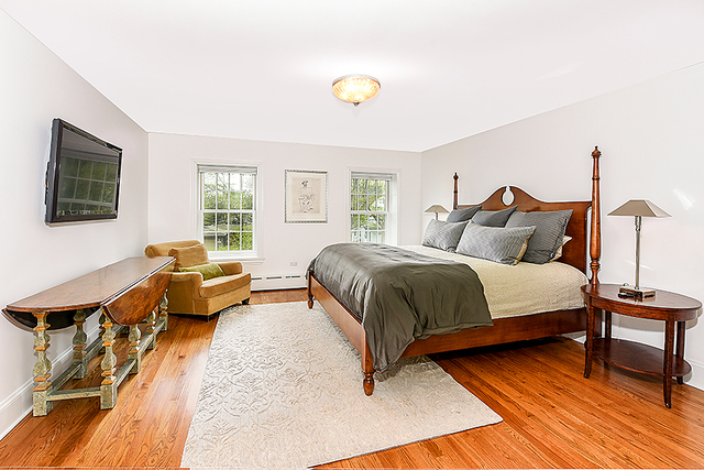 596 Arbor Vitae Road Winnetka, IL 60093 - Photo 34 of 62 a bedroom with a bed and a couch