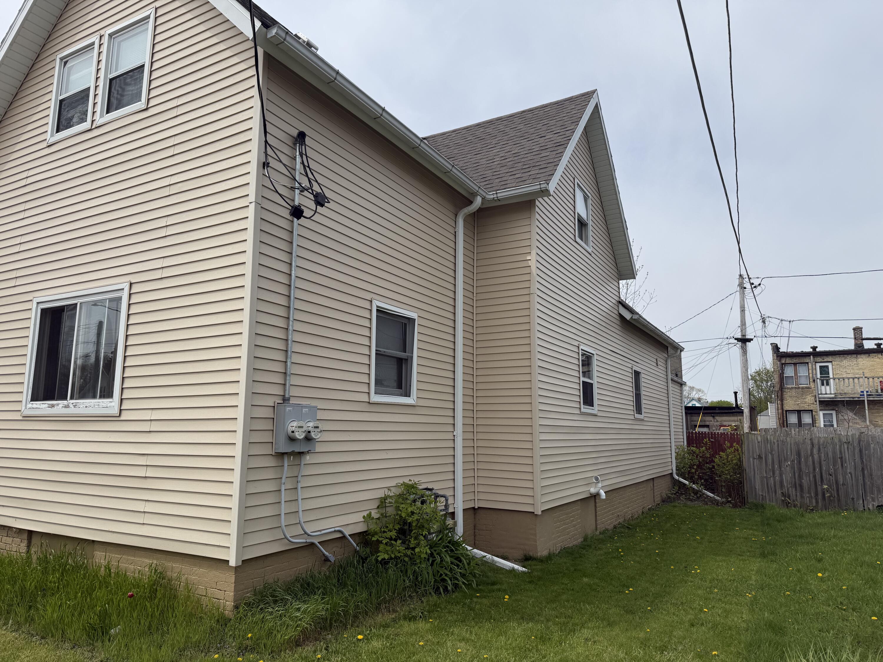 1222 Buchanan Street Racine, WI 53402 - Photo 2 of 16 Side-1222 Buchanan St.