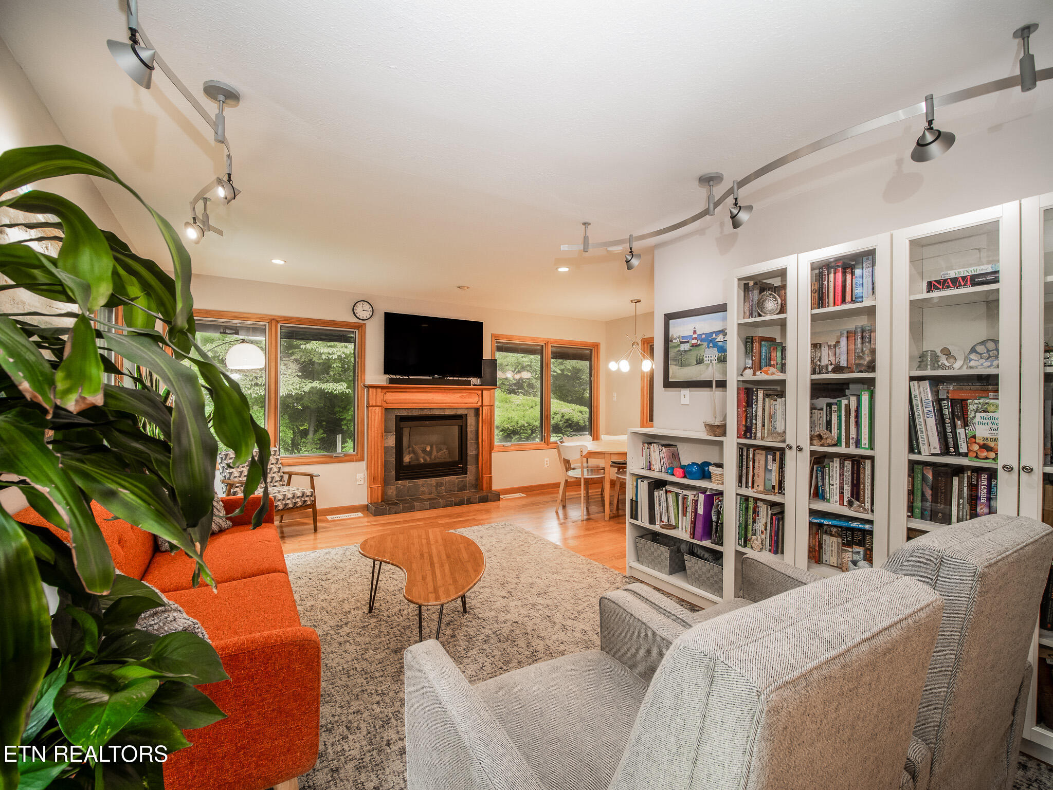 331 Louisiana Avenue Oak Ridge, TN 37830 - Photo 19 of 48 Living Room