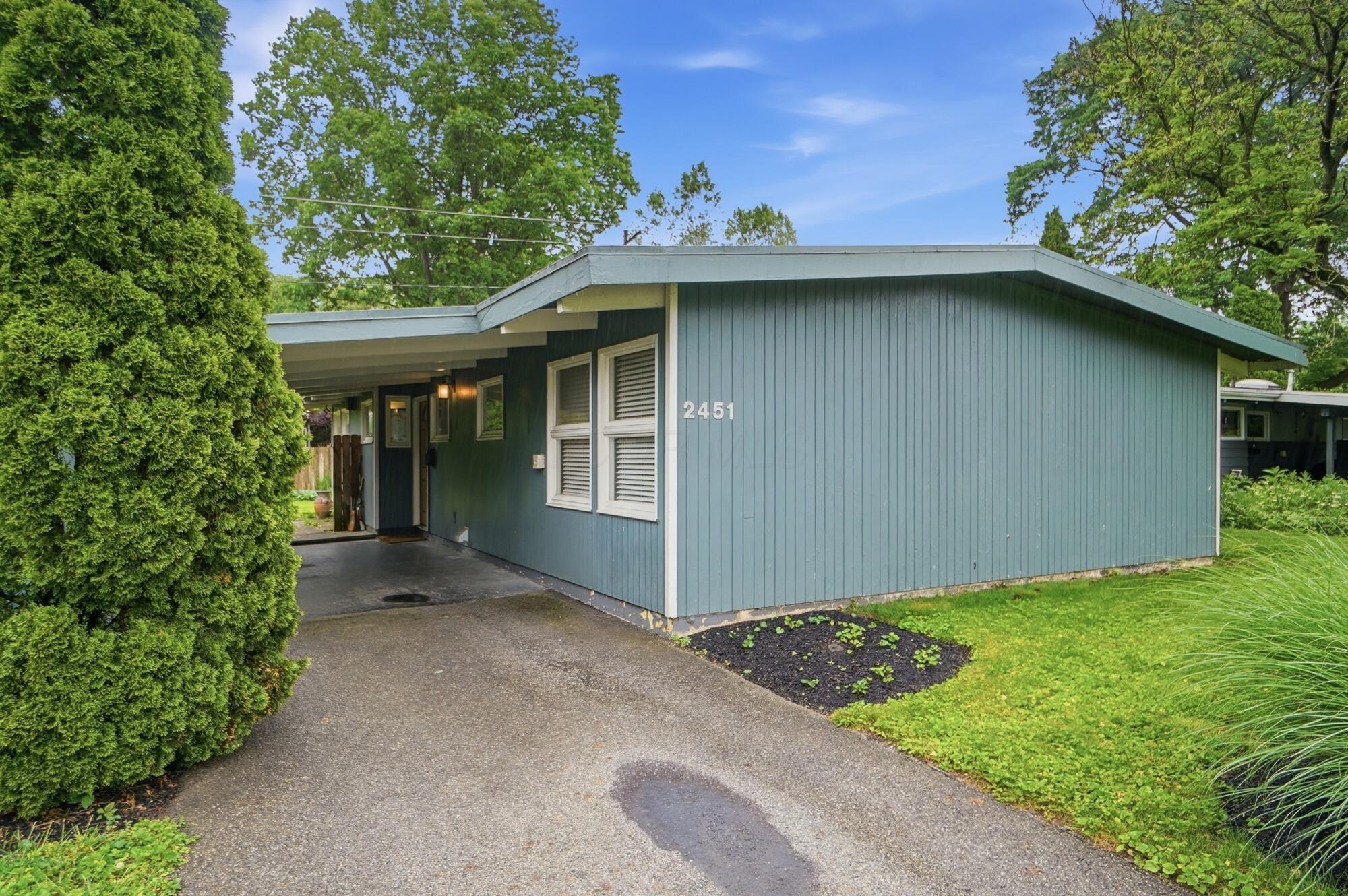 2451 Edgevale Road Columbus, OH 43221 - Photo 4 of 46 014