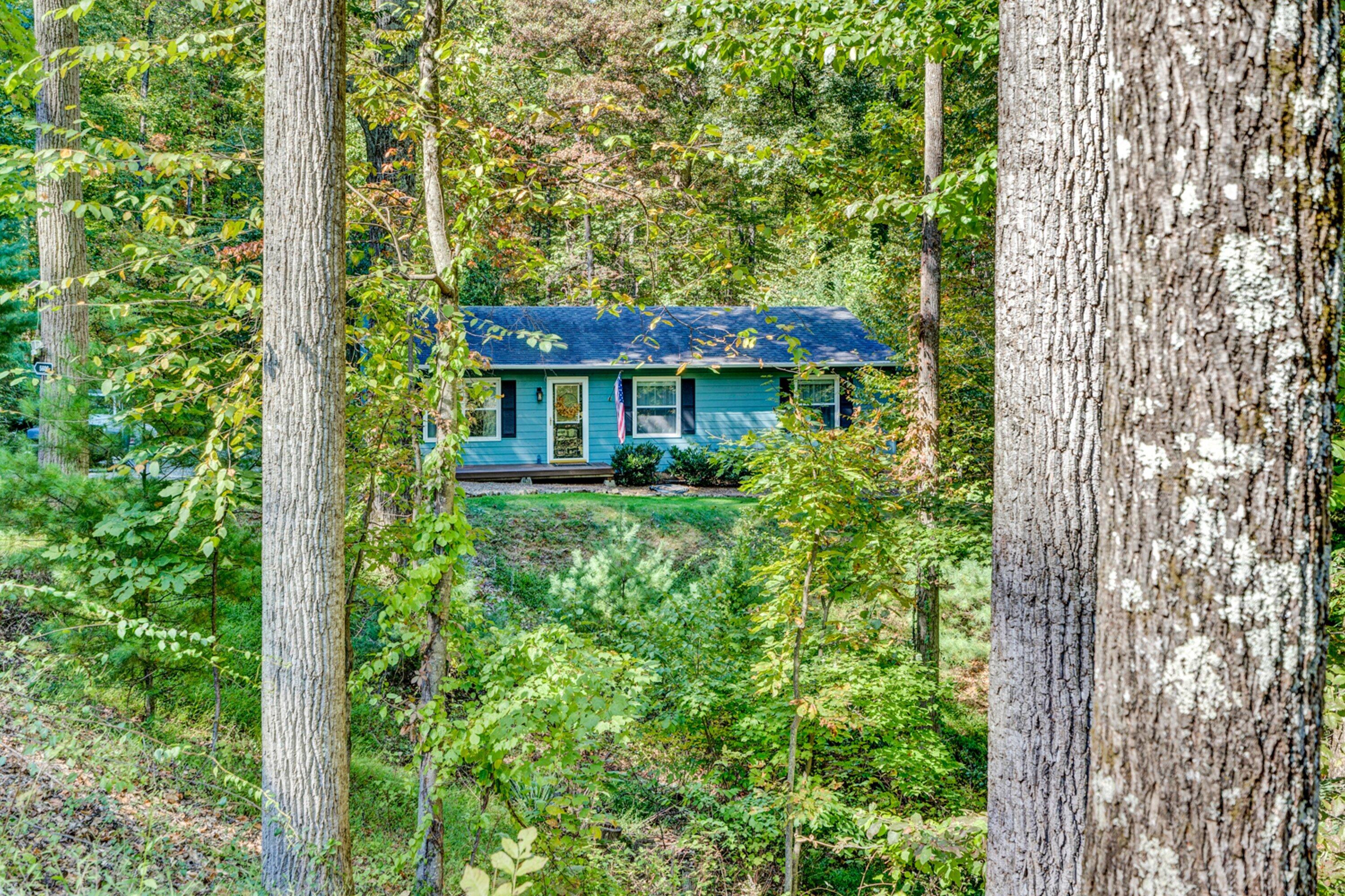 5606 MOUNT LAUREL Road Roanoke, VA 24018 - Photo 2 of 25 front view of a house with a tree