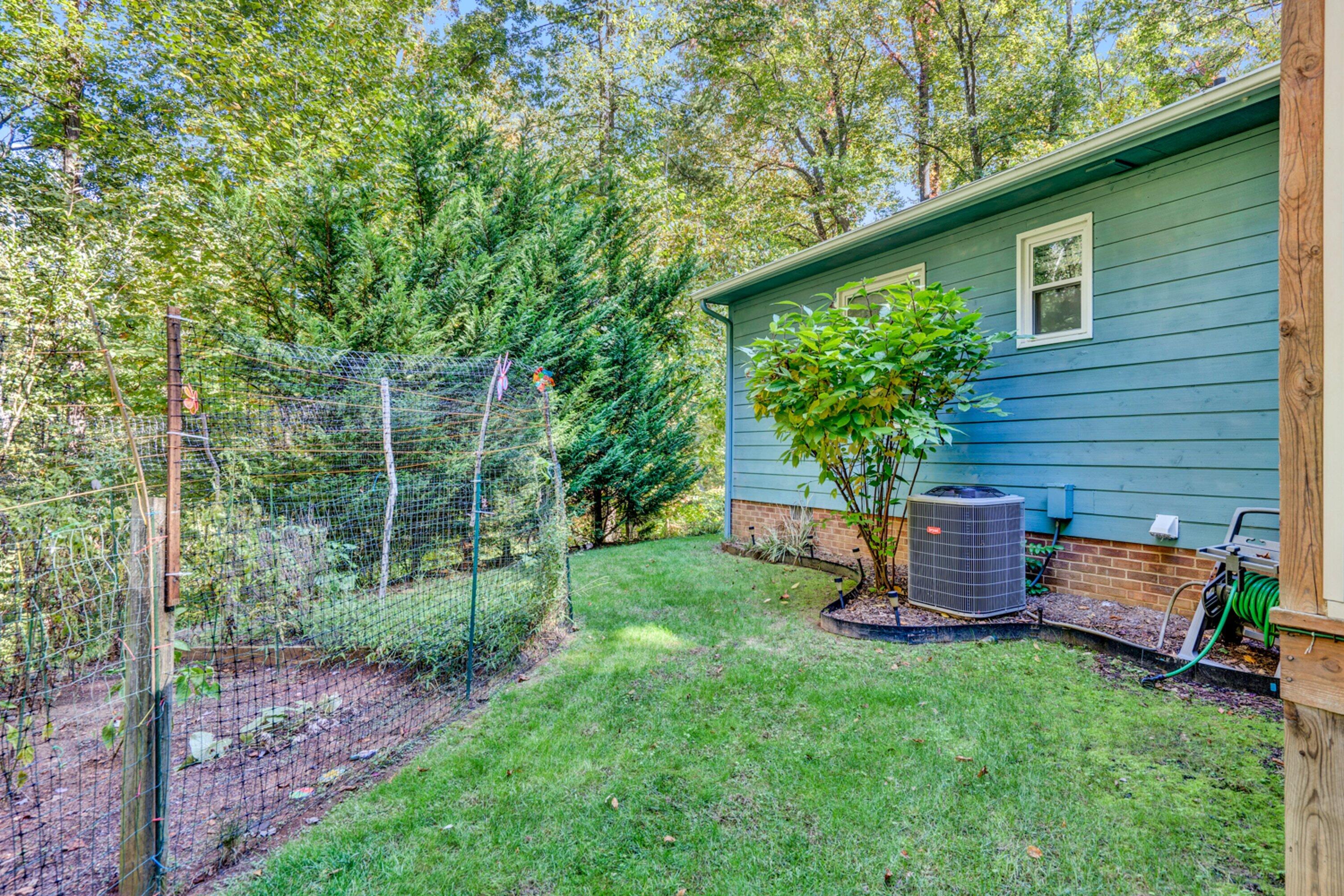 5606 MOUNT LAUREL Road Roanoke, VA 24018 - Photo 23 of 25 a backyard of a house with lots of green space