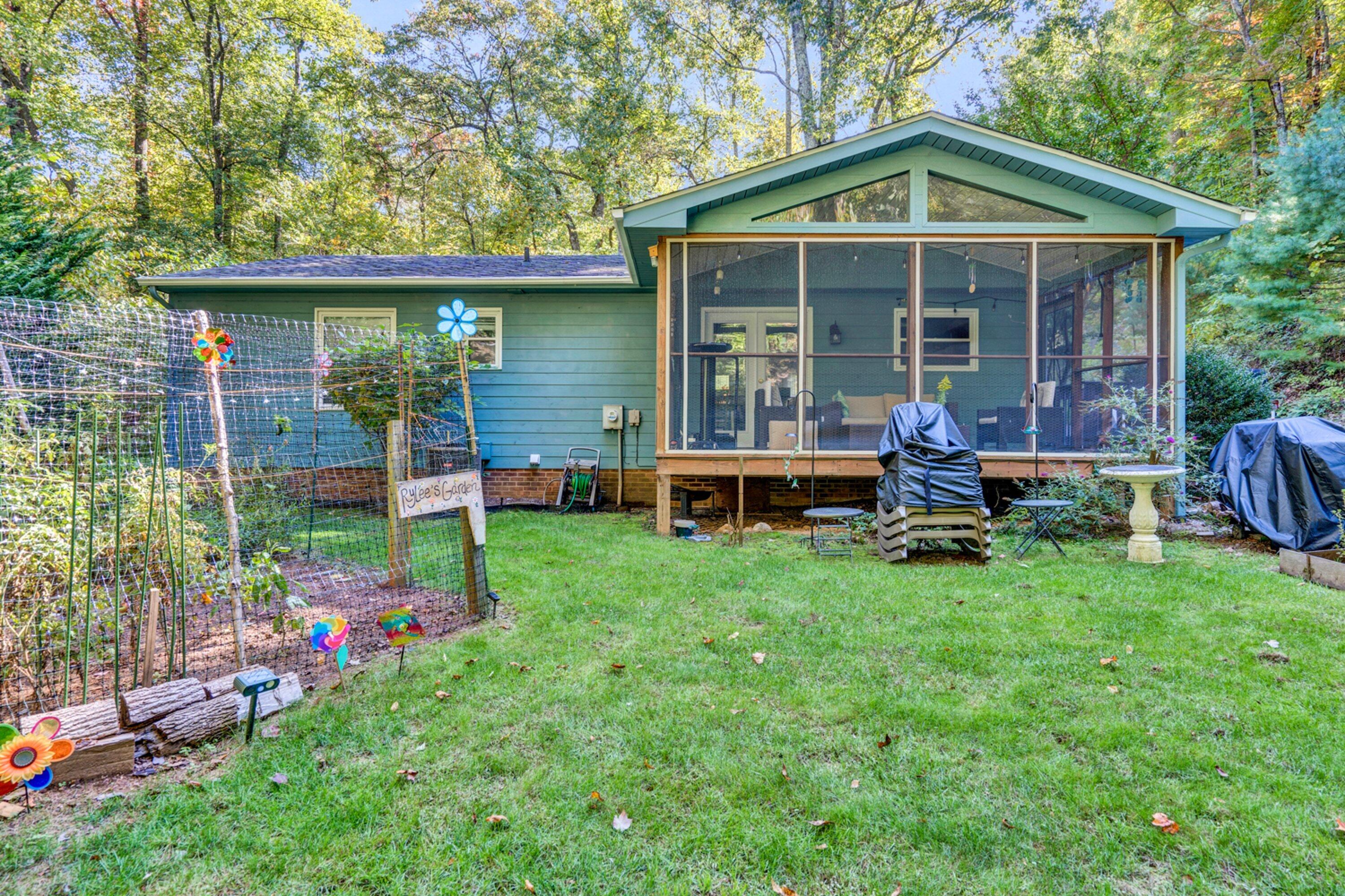 5606 MOUNT LAUREL Road Roanoke, VA 24018 - Photo 24 of 25 a front view of a house with porch