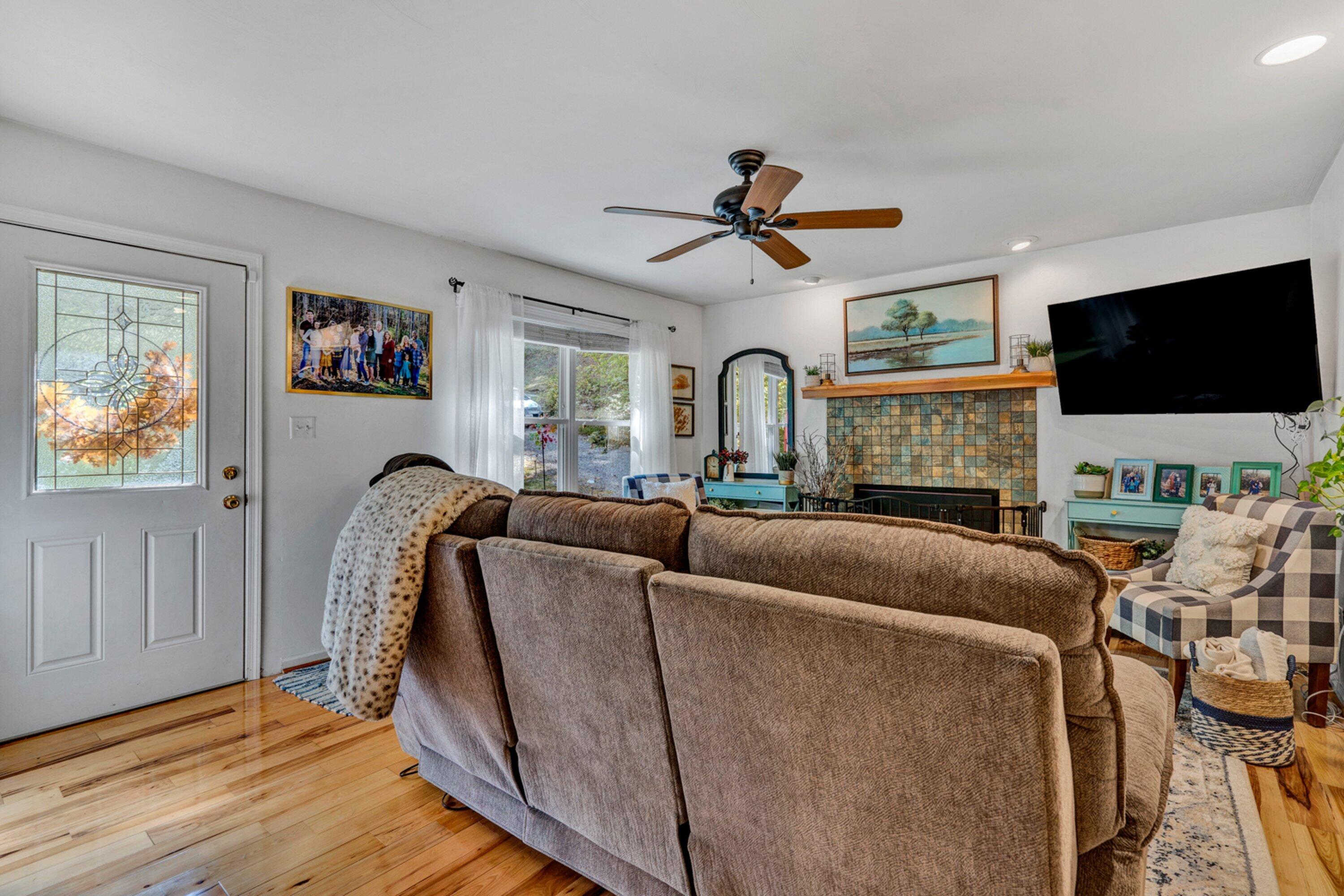 5606 MOUNT LAUREL Road Roanoke, VA 24018 - Photo 3 of 25 a living room with furniture and a flat screen tv