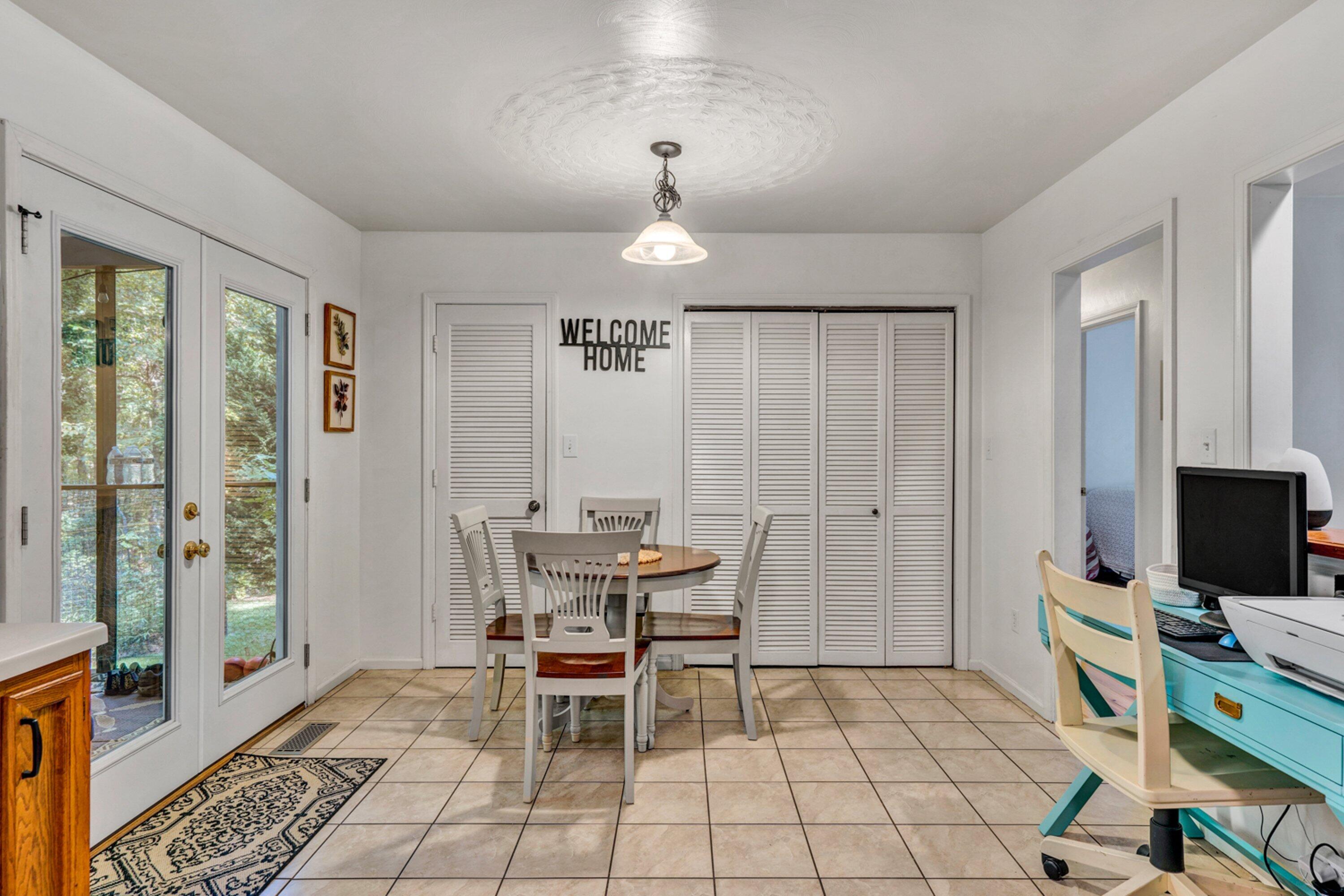 5606 MOUNT LAUREL Road Roanoke, VA 24018 - Photo 7 of 25 a view of a livingroom with furniture