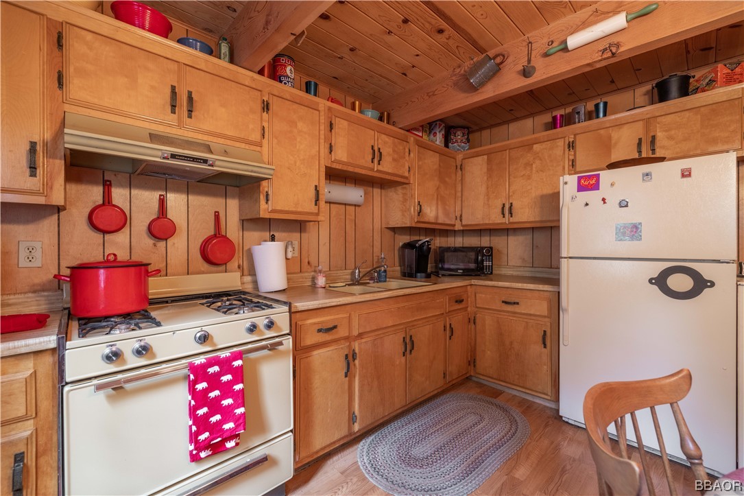 43527 Shasta Road Big Bear Lake, CA 92315 - Photo 11 of 25 a kitchen with stainless steel appliances granite countertop a stove a refrigerator and a microwave