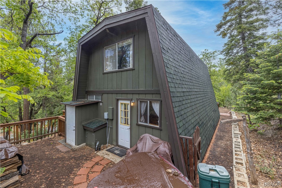 43527 Shasta Road Big Bear Lake, CA 92315 - Photo 20 of 25 a backyard of a house with seating space
