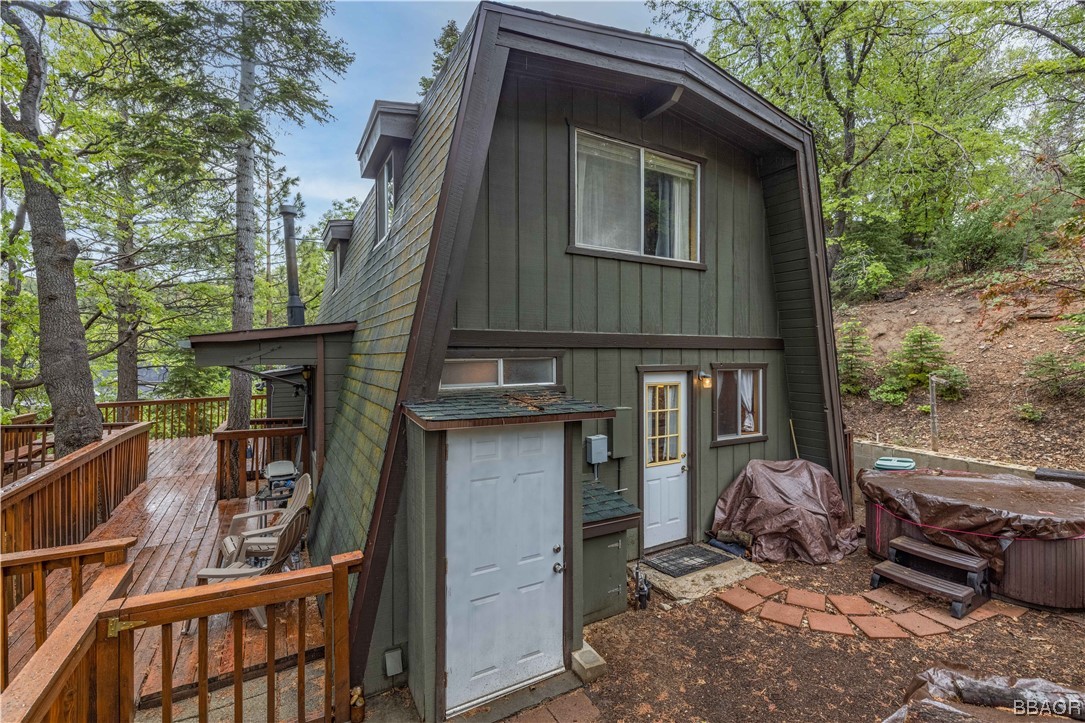 43527 Shasta Road Big Bear Lake, CA 92315 - Photo 21 of 25 a view of a house with backyard and trees