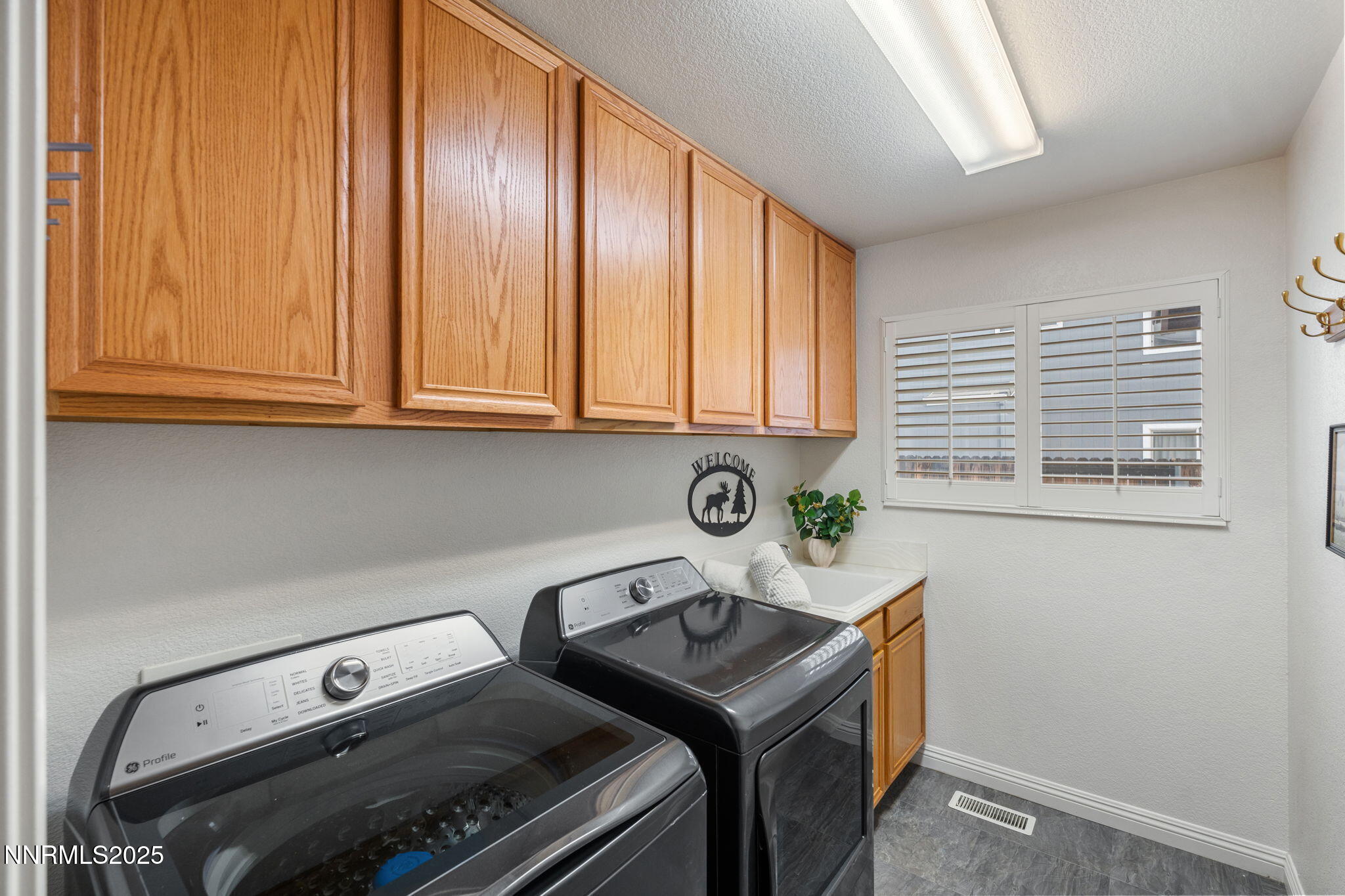 485 Corvallis Court Reno, NV 89511 - Photo 19 of 34 a utility room with dryer and washer
