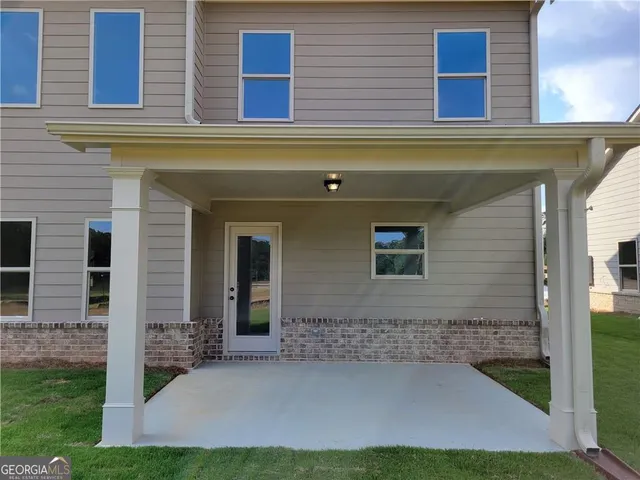 a view of a house with small yard