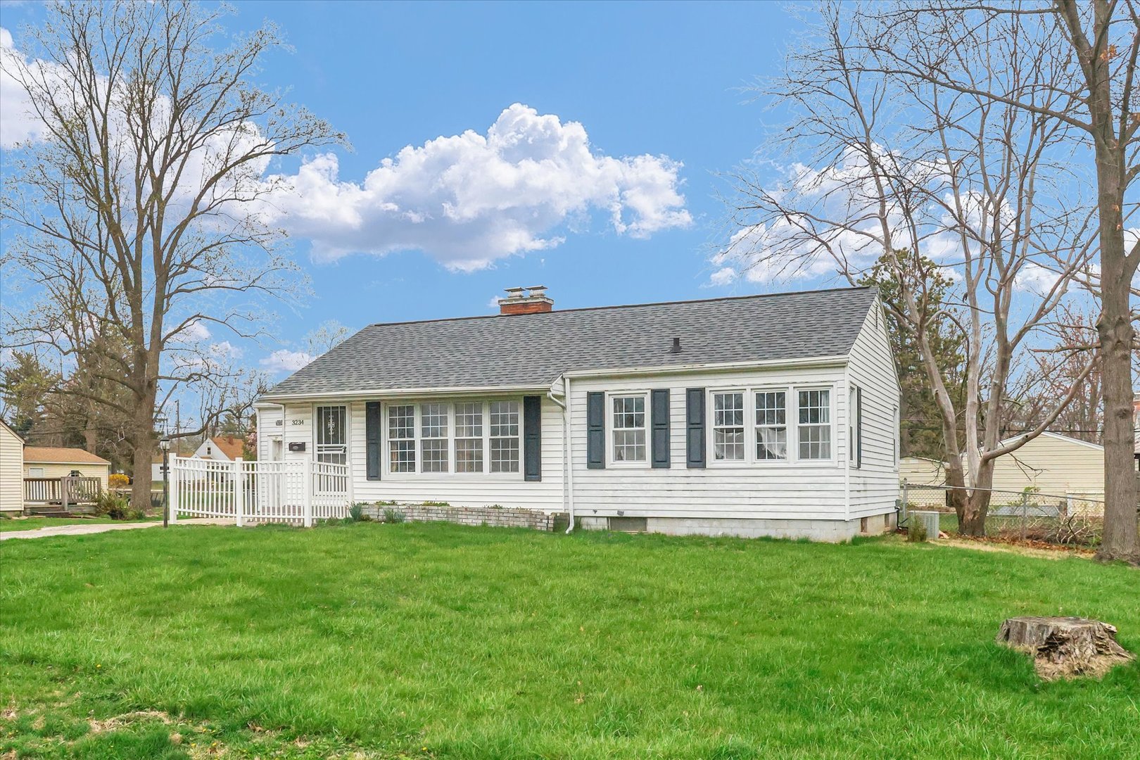 3234 East Fulton Avenue Decatur, IL 62521 - Photo 4 of 34 front view of a house with a yard