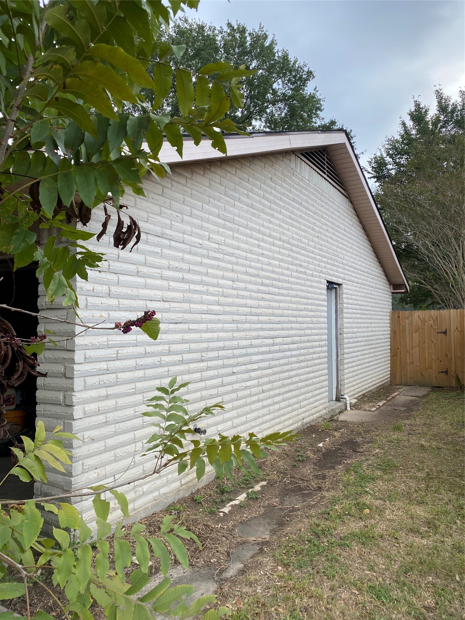 415 North Forest Boulevard Houston, TX 77090 - Photo 14 of 18 a backyard of a house