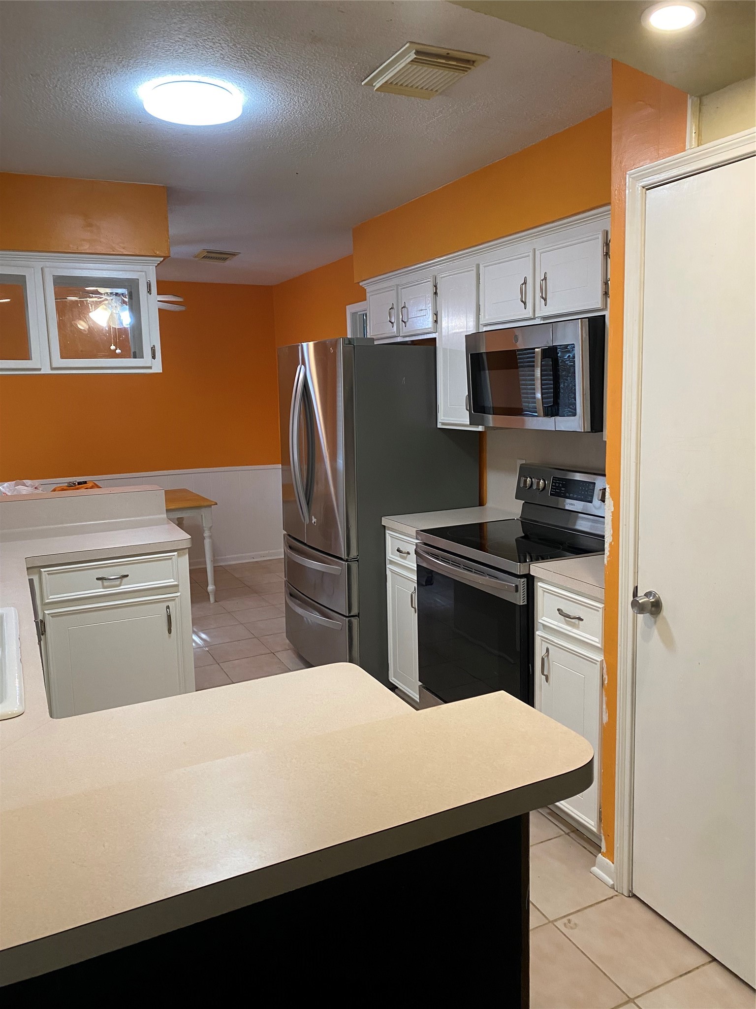 415 North Forest Boulevard Houston, TX 77090 - Photo 9 of 18 a kitchen with stainless steel appliances a refrigerator sink and stove