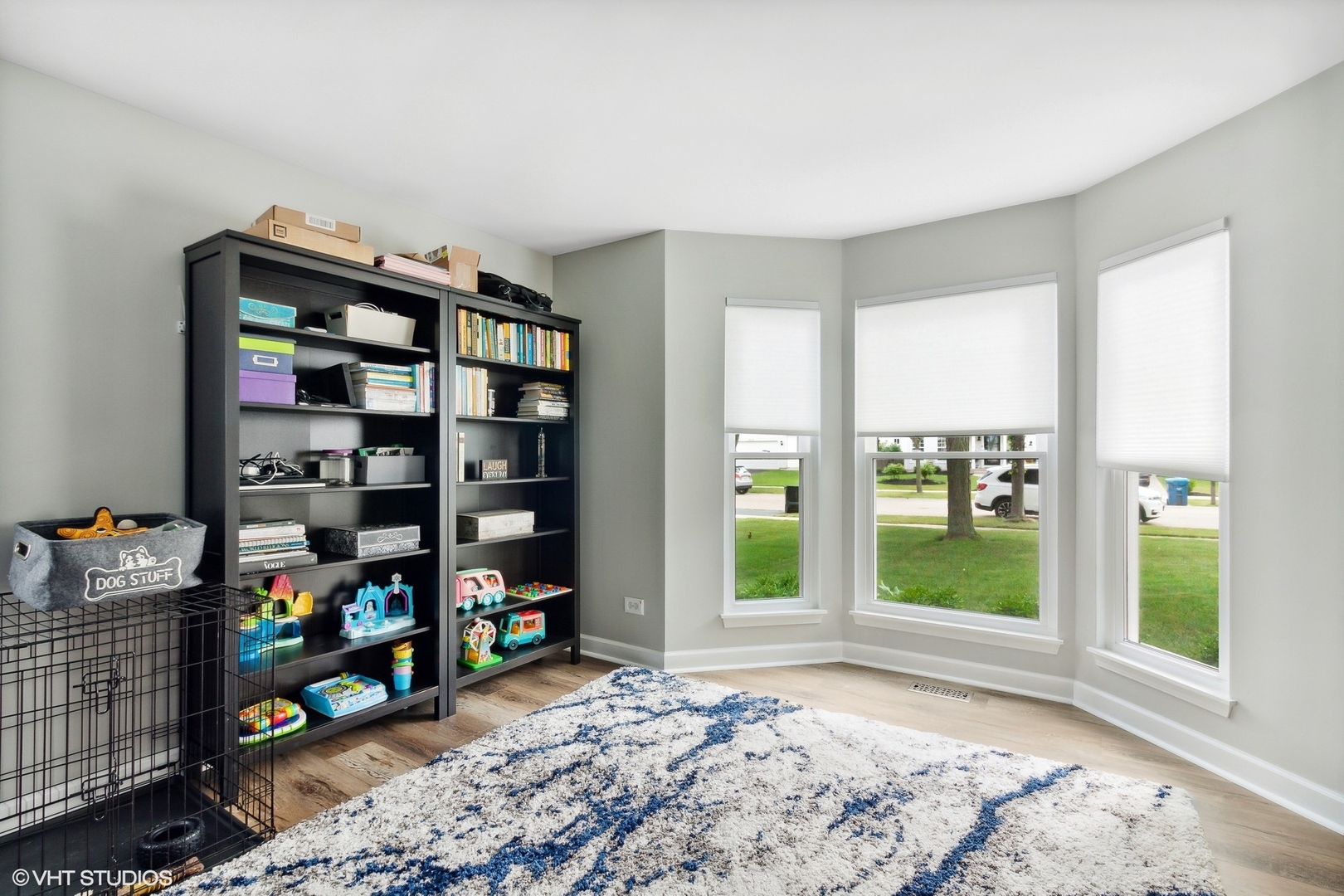 2816 Yosemite Drive Aurora, IL 60503 - Photo 2 of 18 a view of a livingroom with shelves