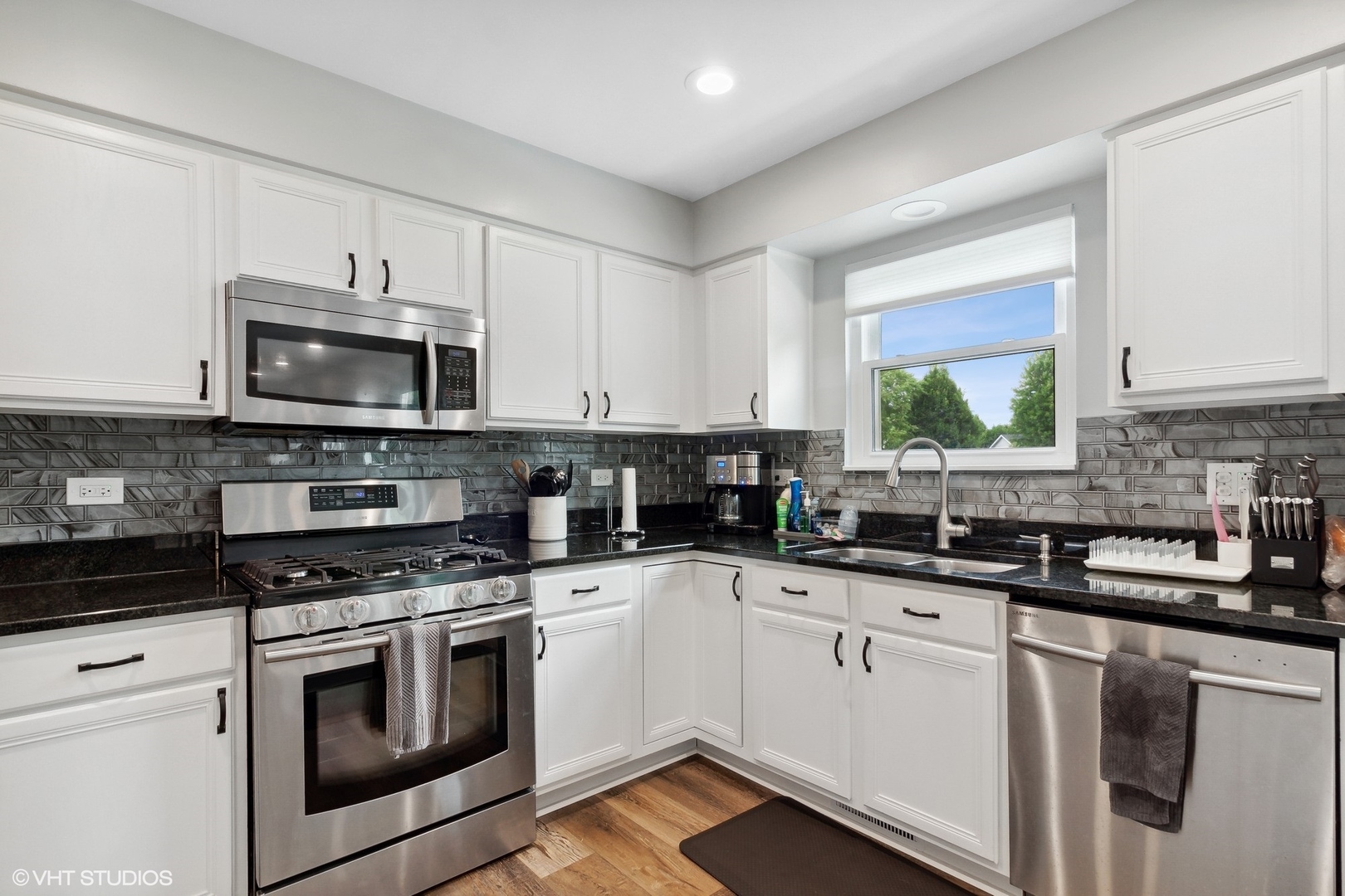 2816 Yosemite Drive Aurora, IL 60503 - Photo 4 of 18 a kitchen with granite countertop a sink cabinets and stainless steel appliances