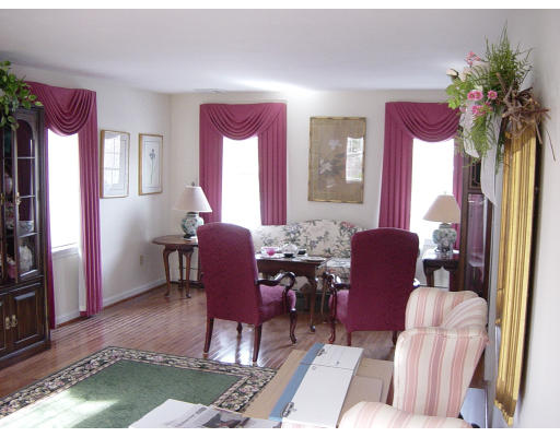 17 Cranbrook Road Shrewsbury, MA 01545 - Photo 3 of 10 Gallery Image 3