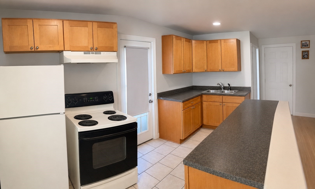 40 Ames Street Springfield, MA 01104 - Photo 3 of 14
