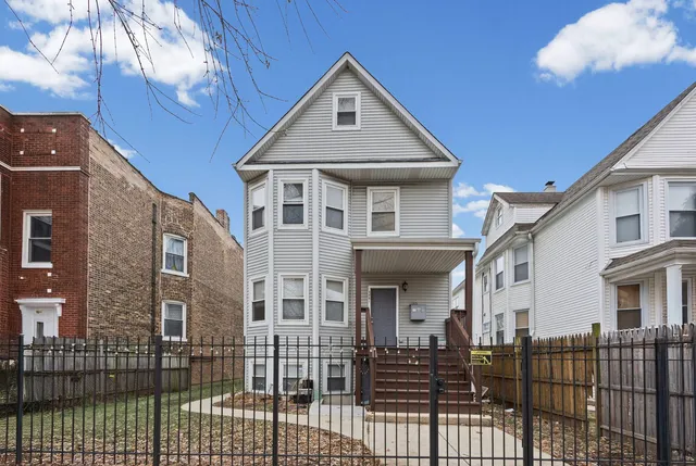 $2,300 | 3251 West Berteau Avenue, Unit 2, Chicago, IL 60618