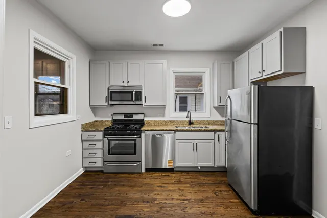 $2,300 | 3251 West Berteau Avenue, Unit 2, Chicago, IL 60618