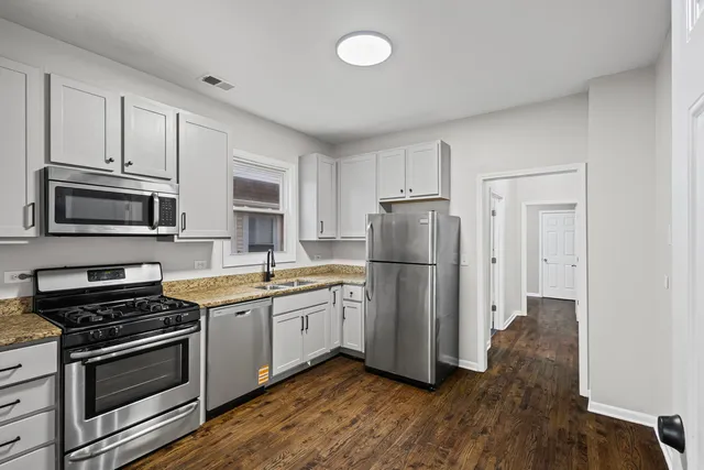 $2,300 | 3251 West Berteau Avenue, Unit 2, Chicago, IL 60618