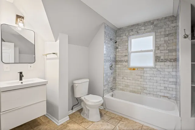 $2,300 | 3251 West Berteau Avenue, Unit 2, Chicago, IL 60618