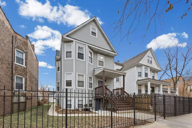 $2,300 | 3251 West Berteau Avenue, Unit 2, Chicago, IL 60618