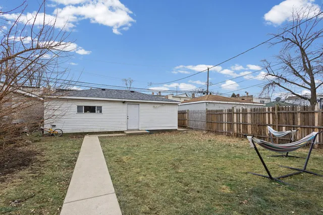 $2,300 | 3251 West Berteau Avenue, Unit 2, Chicago, IL 60618