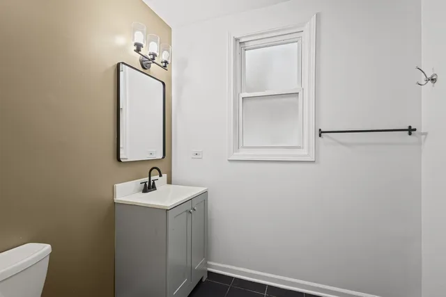 $2,300 | 3251 West Berteau Avenue, Unit 2, Chicago, IL 60618