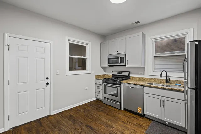 $2,300 | 3251 West Berteau Avenue, Unit 2, Chicago, IL 60618