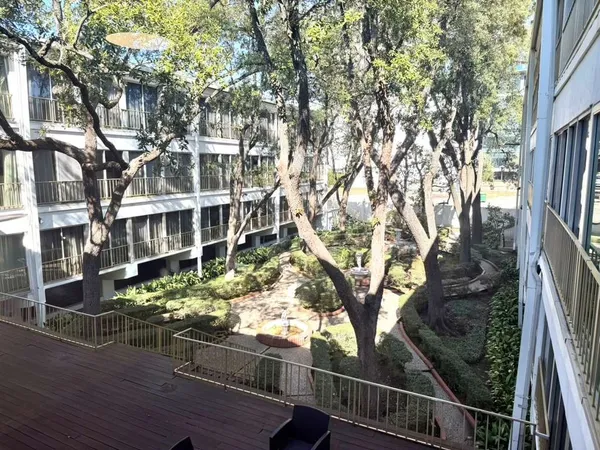 $2,400 | 5050 Ambassador Way, Unit 212, Houston, TX 77056