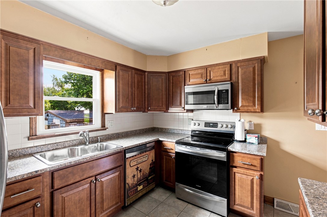 20 Wood Road Middletown, RI 02842 - Photo 8 of 28 Gallery Image 8