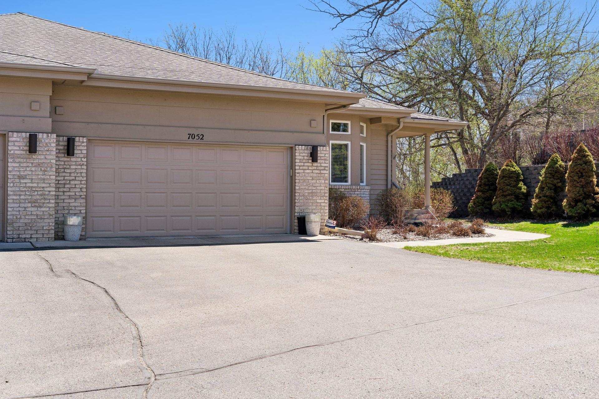 7052 Crowne Oak Road Eden Prairie, MN 55344 - Photo 3 of 58