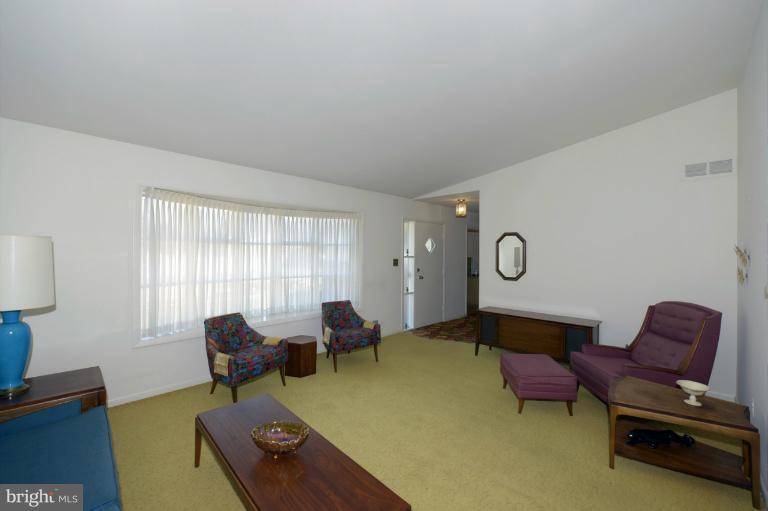 3708 Pinelea Road Baltimore, MD 21244 - Photo 15 of 21 Living Room