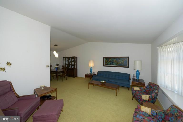 3708 Pinelea Road Baltimore, MD 21244 - Photo 6 of 21 Living Room