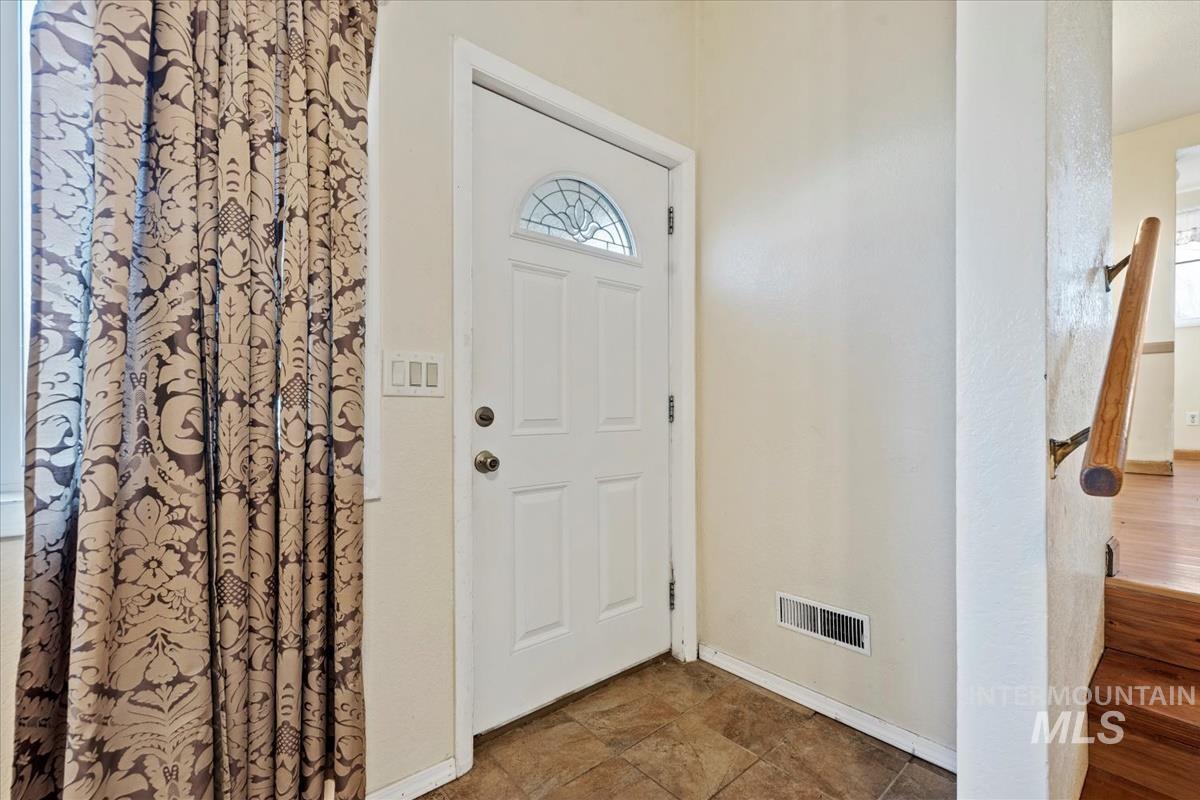 351 East 3rd Street Kuna, ID 83634 - Photo 3 of 42 Foyer with baseboards