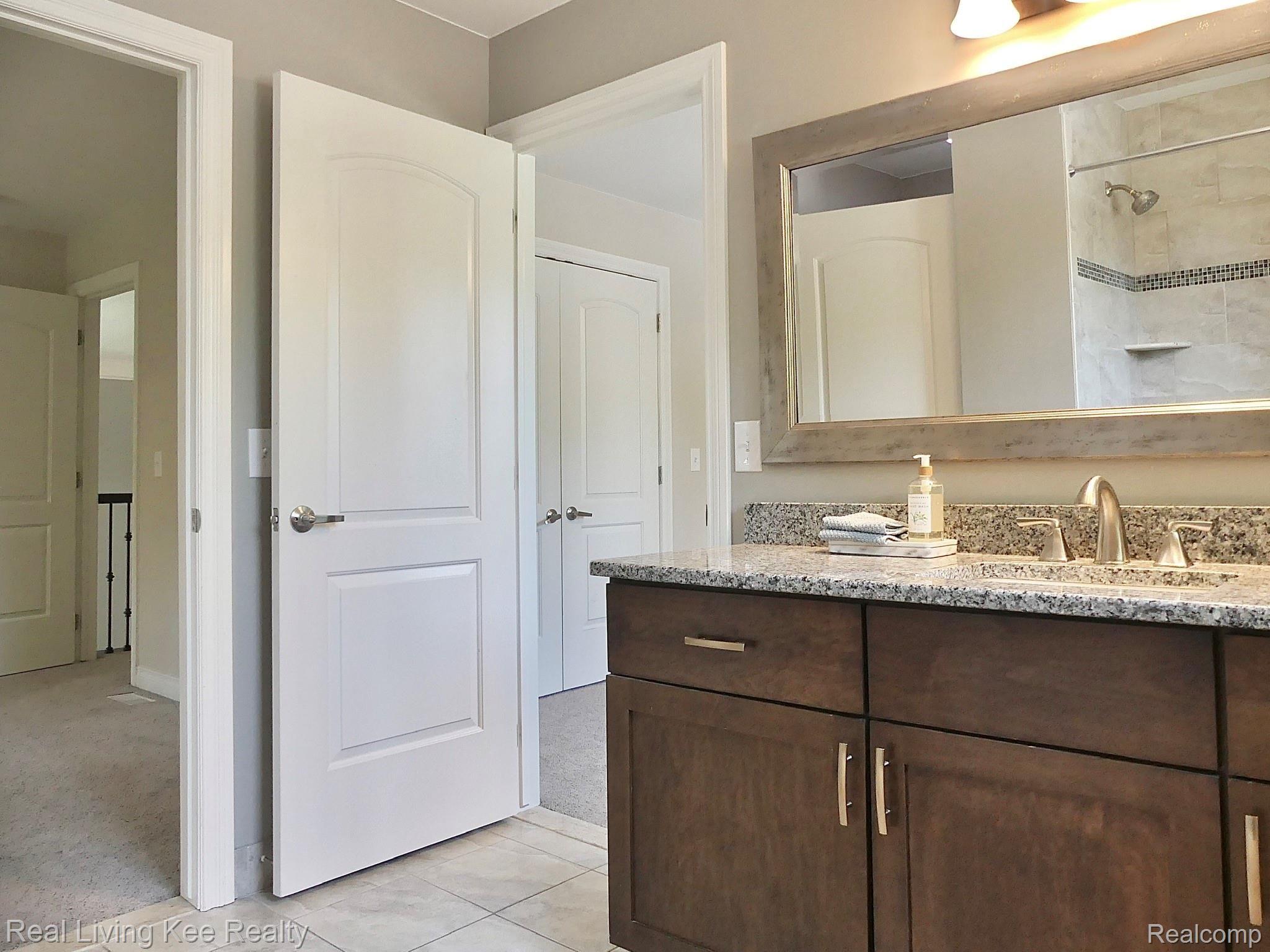 557 Curzon Road Rochester, MI 48307 - Photo 37 of 66 Jack & Jill full bath