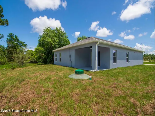 a view of a house with a backyard