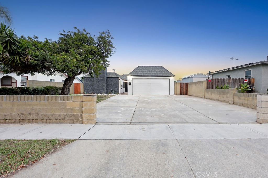 916 North West Street Anaheim, CA 92801 - Photo 26 of 27 a view of a back yard of the house