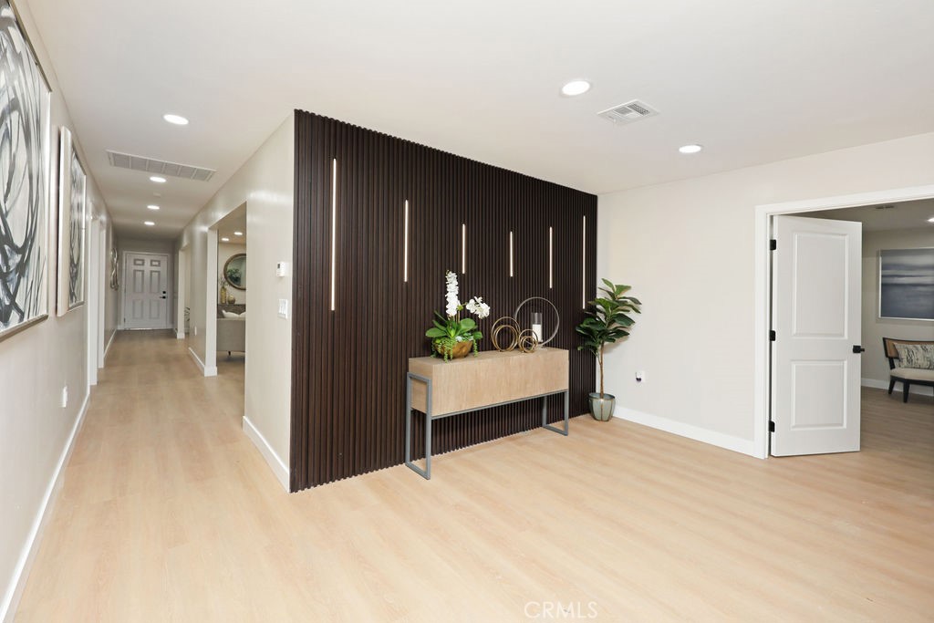 916 North West Street Anaheim, CA 92801 - Photo 5 of 27 a room with a potted plant