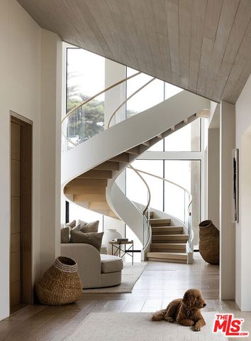 a view of entryway and kitchen