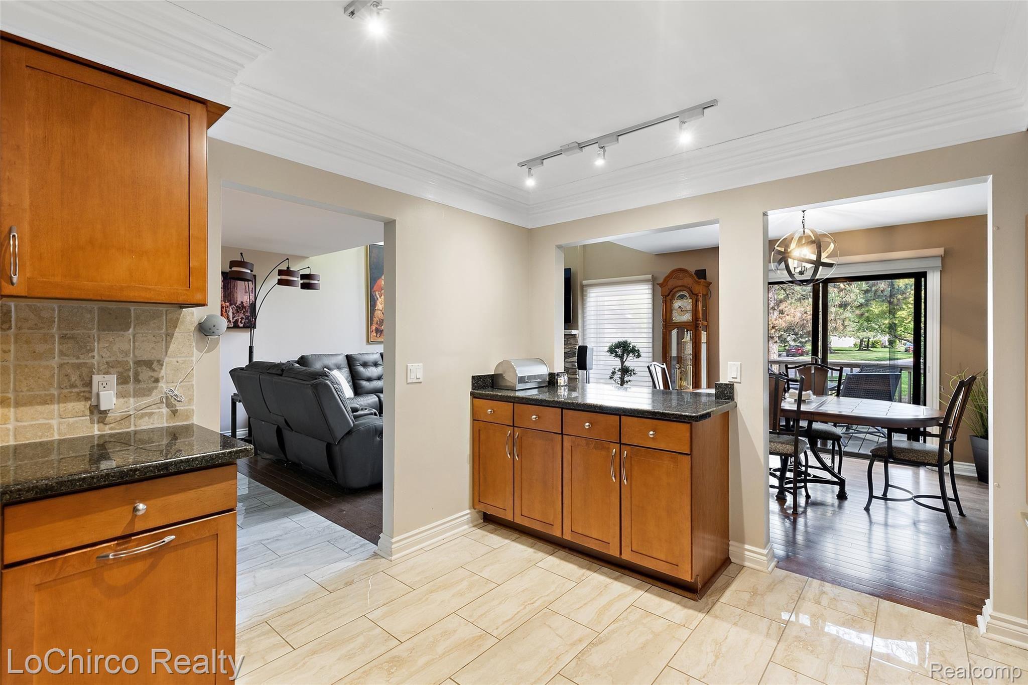 609 Cheshire Court Rochester, MI 48307 - Photo 16 of 32 609 Cheshire Ct-18.jpg
