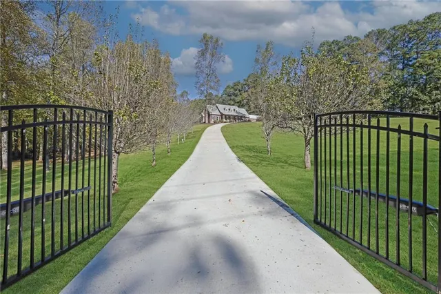 a view of a backyard with pathway