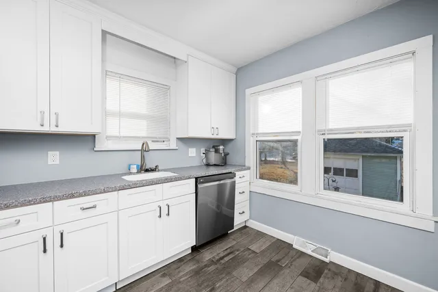 $125,900 | 445 48th Street, Moline, IL 61265