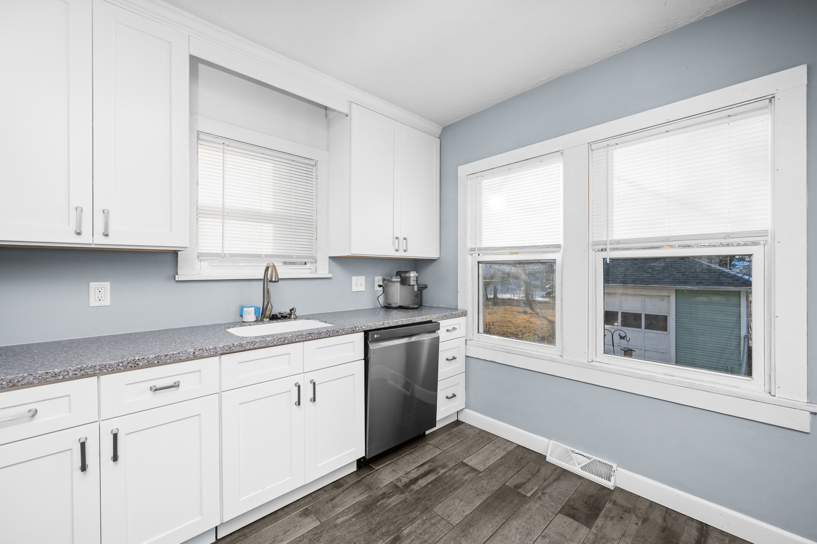 445 48th Street Moline, IL 61265 - Photo 5 of 26