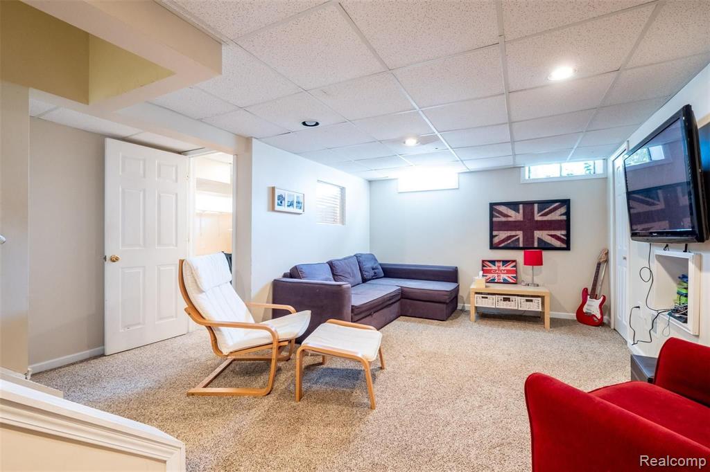 695 Lake Forest Road Rochester Hills, MI 48309 - Photo 40 of 47