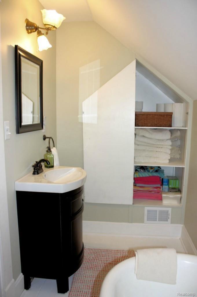 407 Morton Street Romeo, MI 48065 - Photo 11 of 30 Main 2nd Fl Bath-1.jpg