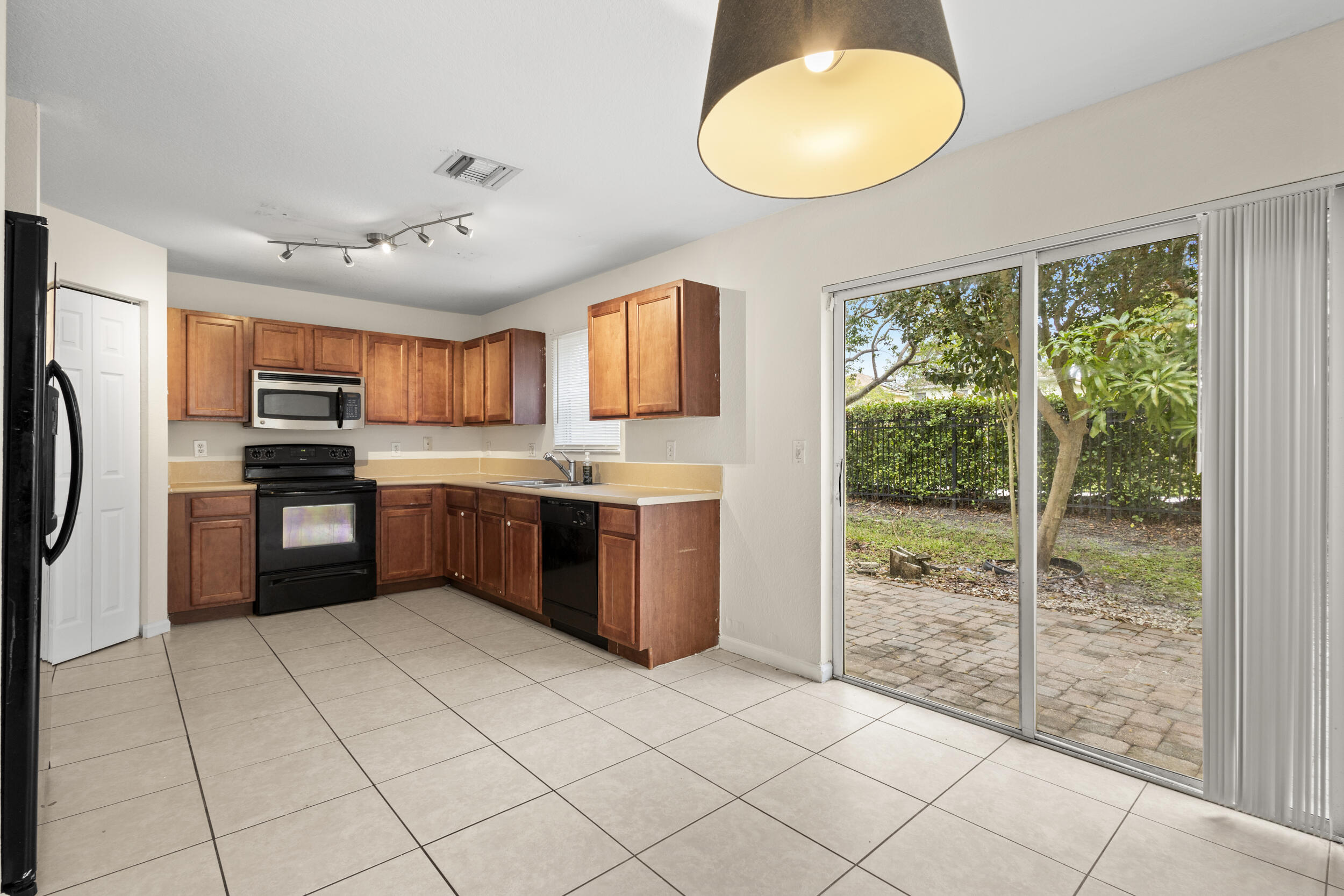 1139 Imperial Lake Road West Palm Beach, FL 33413 - Photo 8 of 33 img_9821