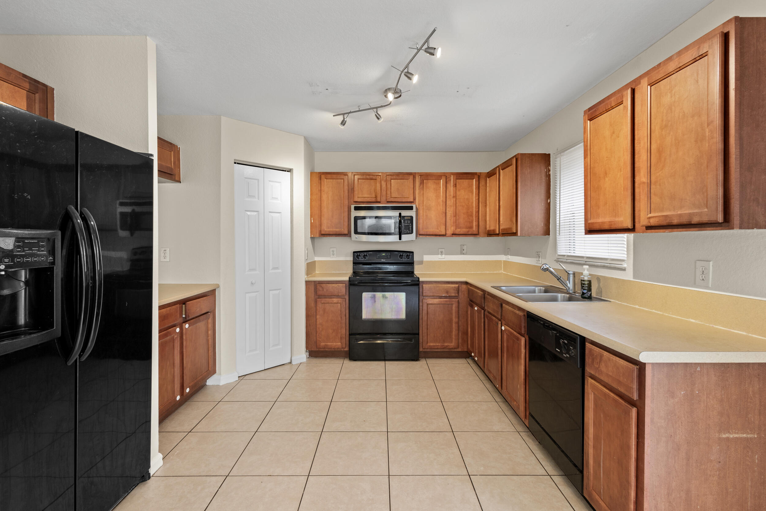 1139 Imperial Lake Road West Palm Beach, FL 33413 - Photo 10 of 33 img_9831