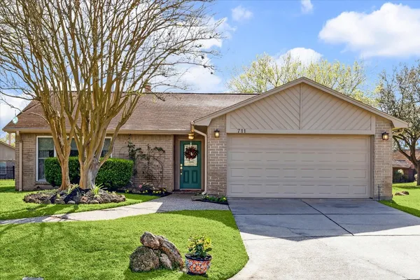 $2,450 | 711 Flower Field Court, Pearland, TX 77584