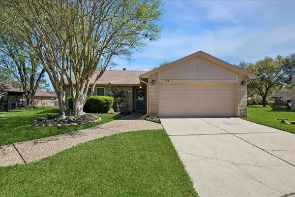 $2,450 | 711 Flower Field Court, Pearland, TX 77584